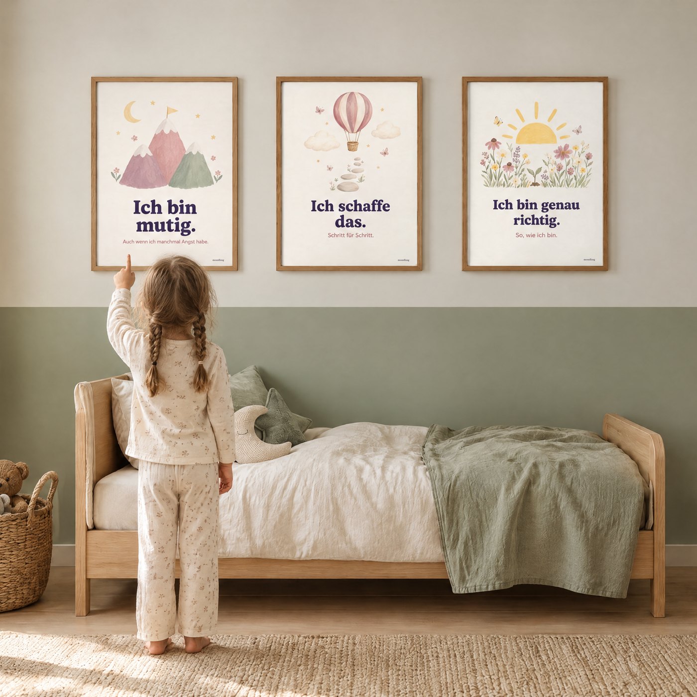 Kind im Schlafanzug zeigt morgens auf das Poster Ich bin mutig